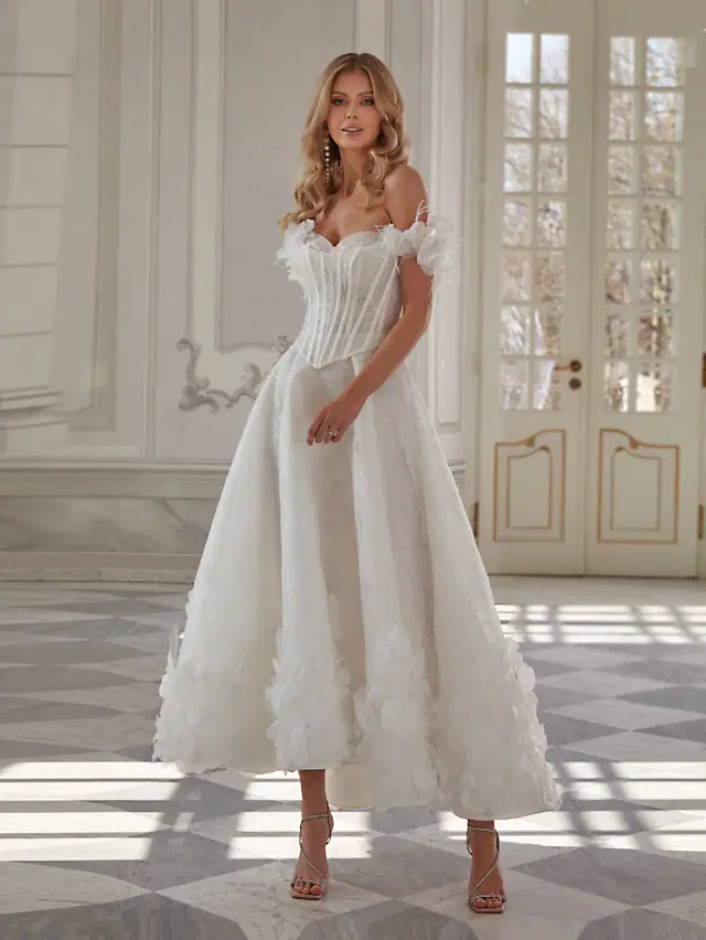Raven by Vanilla Sposa: Empire silhouette, sweetheart neckline, sleeveless, lace