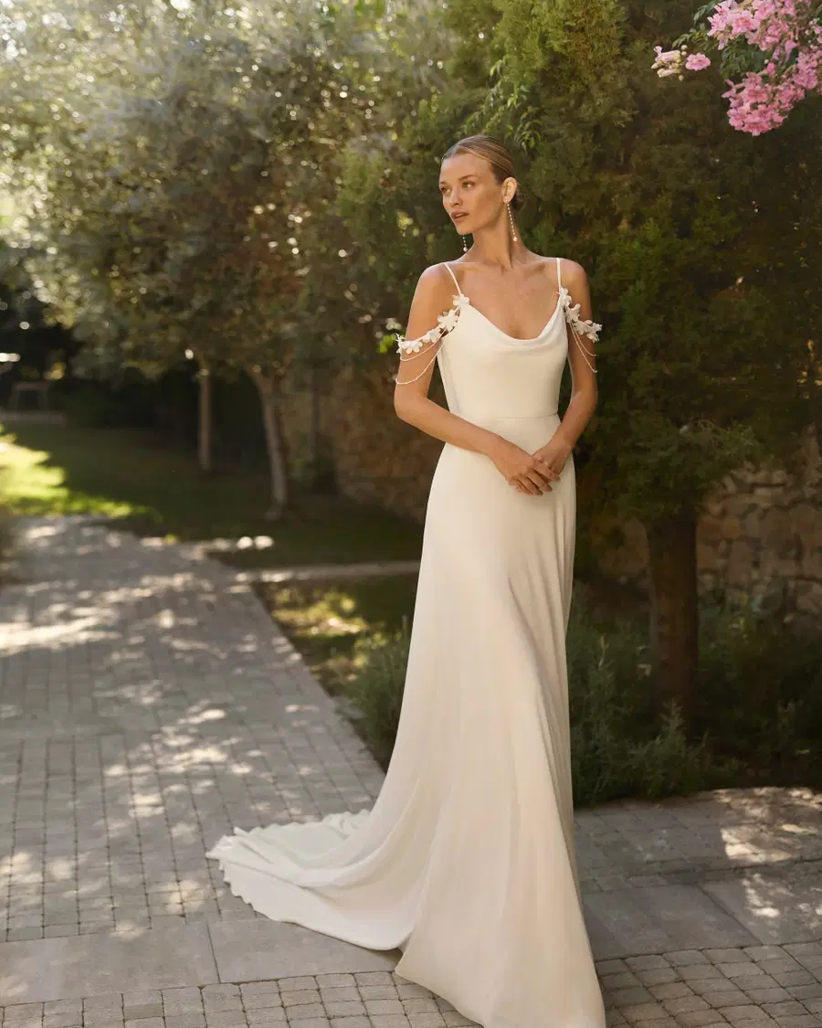 MARA by Alma Novia: Straight silhouette, scoop neckline, sleeveless, georgette