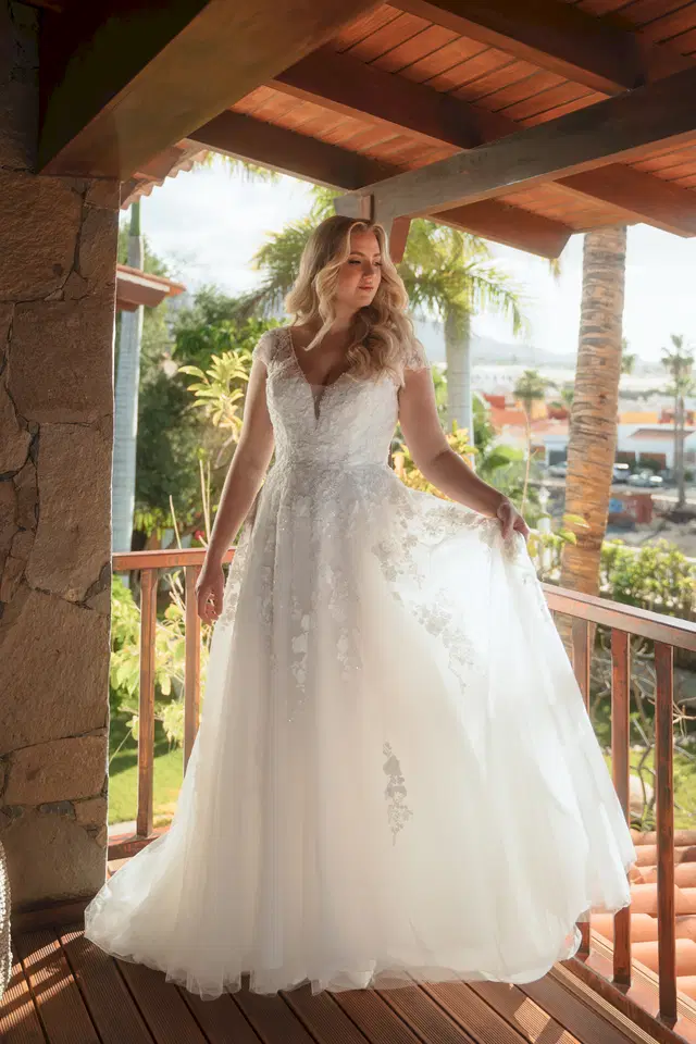 90703 by Diane Legrand: A-Line silhouette, V-neck neckline, cap sleeves, lace