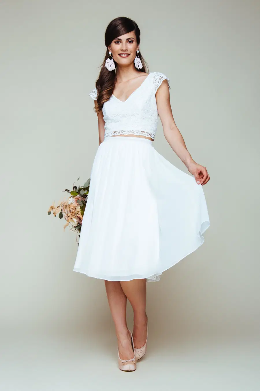Kurzer Chiffon-Rock S-1050 by KUESS die BRAUT: Two-Piece silhouette, V-neck neckline, cap sleeves, chiffon