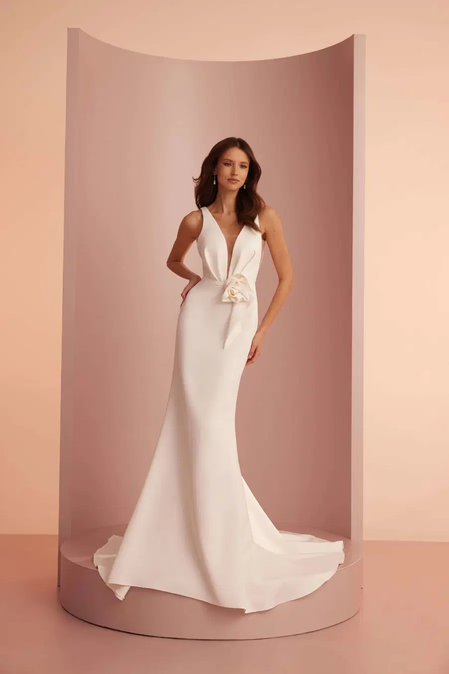 L412 by Ariamo Light: Mermaid silhouette, deep V-neck neckline, sleeveless, satin