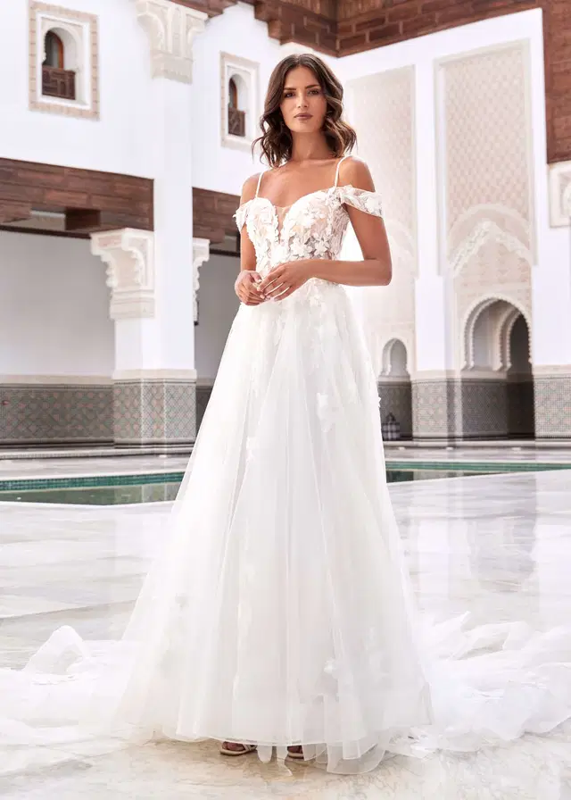THE WIZARD OF OZ by Dando London: A-Line silhouette, sweetheart neckline, short sleeves, lace