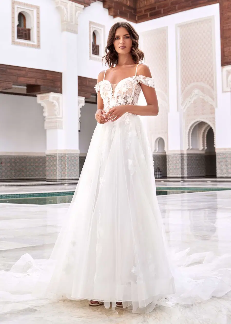 THE WIZARD OF OZ by Dando London: A-Line silhouette, sweetheart neckline, short sleeves, lace