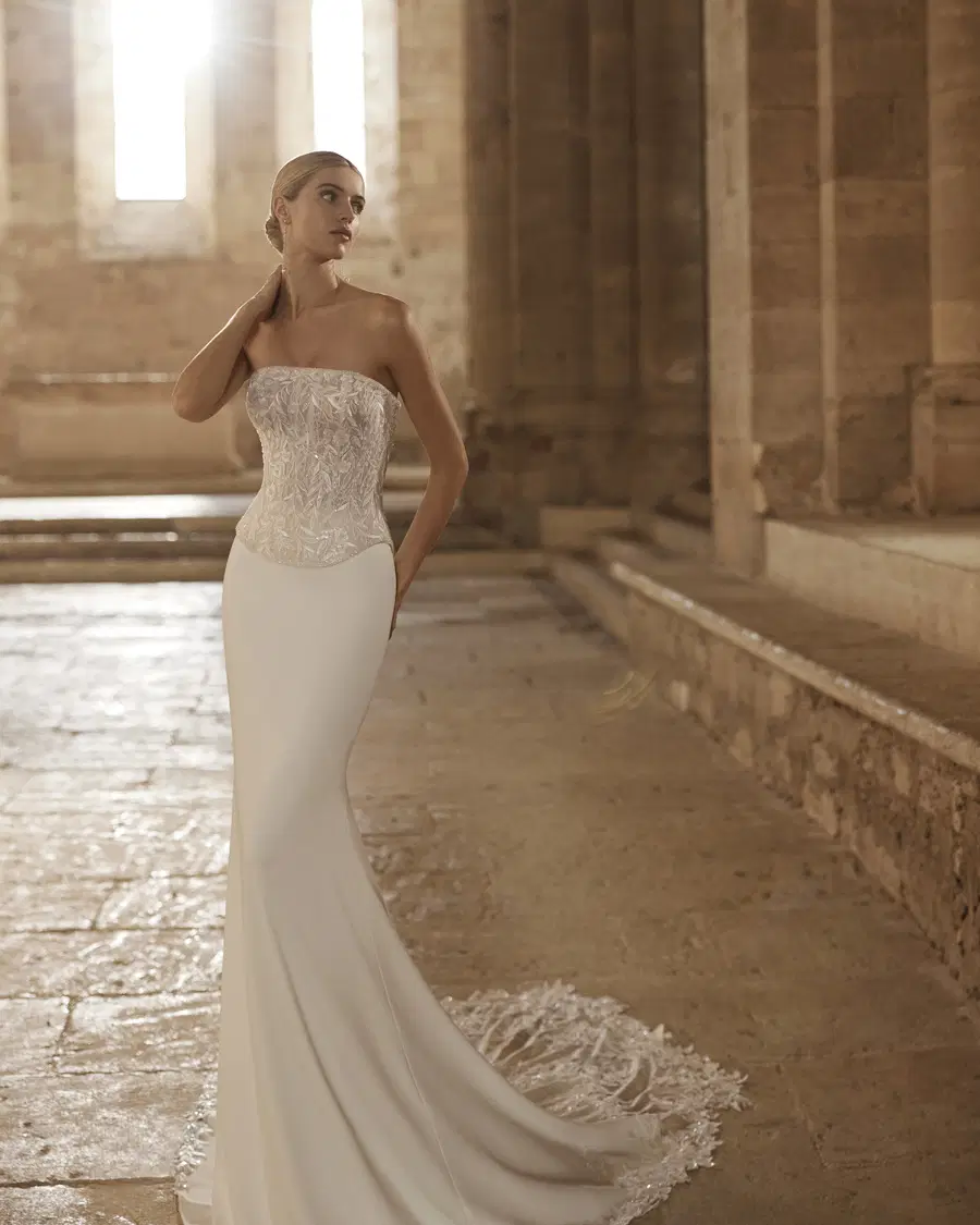 Lilia by Rosa Clara: Mermaid silhouette, straight neckline, sleeveless, lace