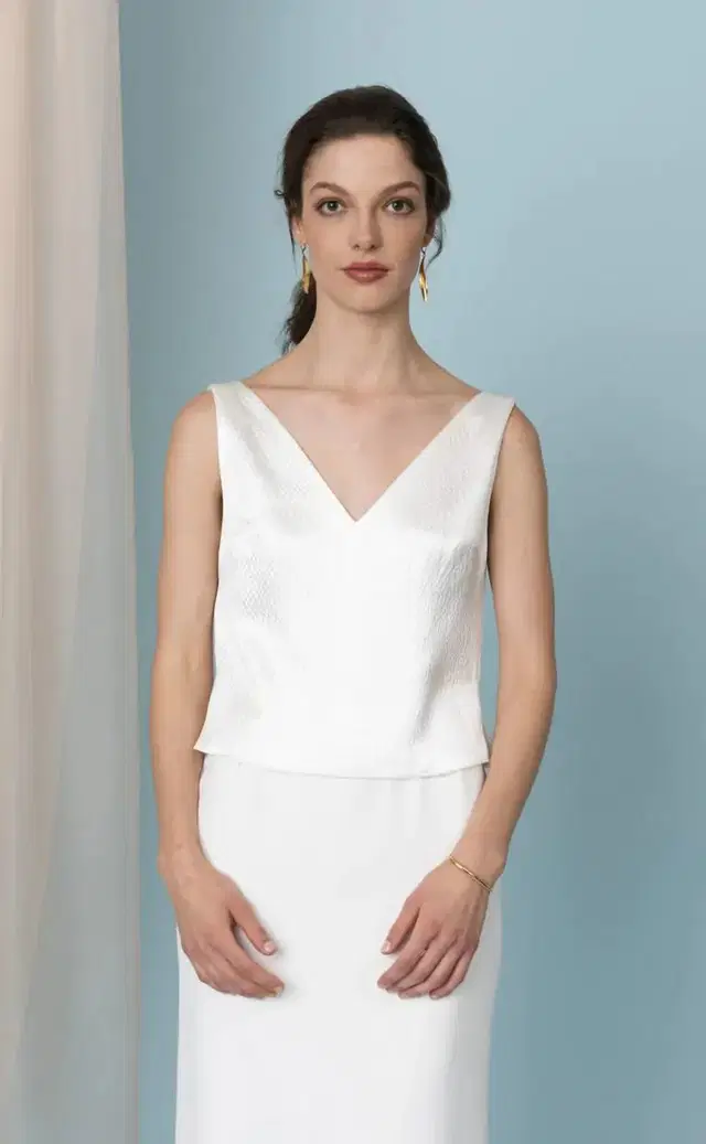 Merisilk Top by Kisui: Straight silhouette, V-neck neckline, sleeveless, mikado