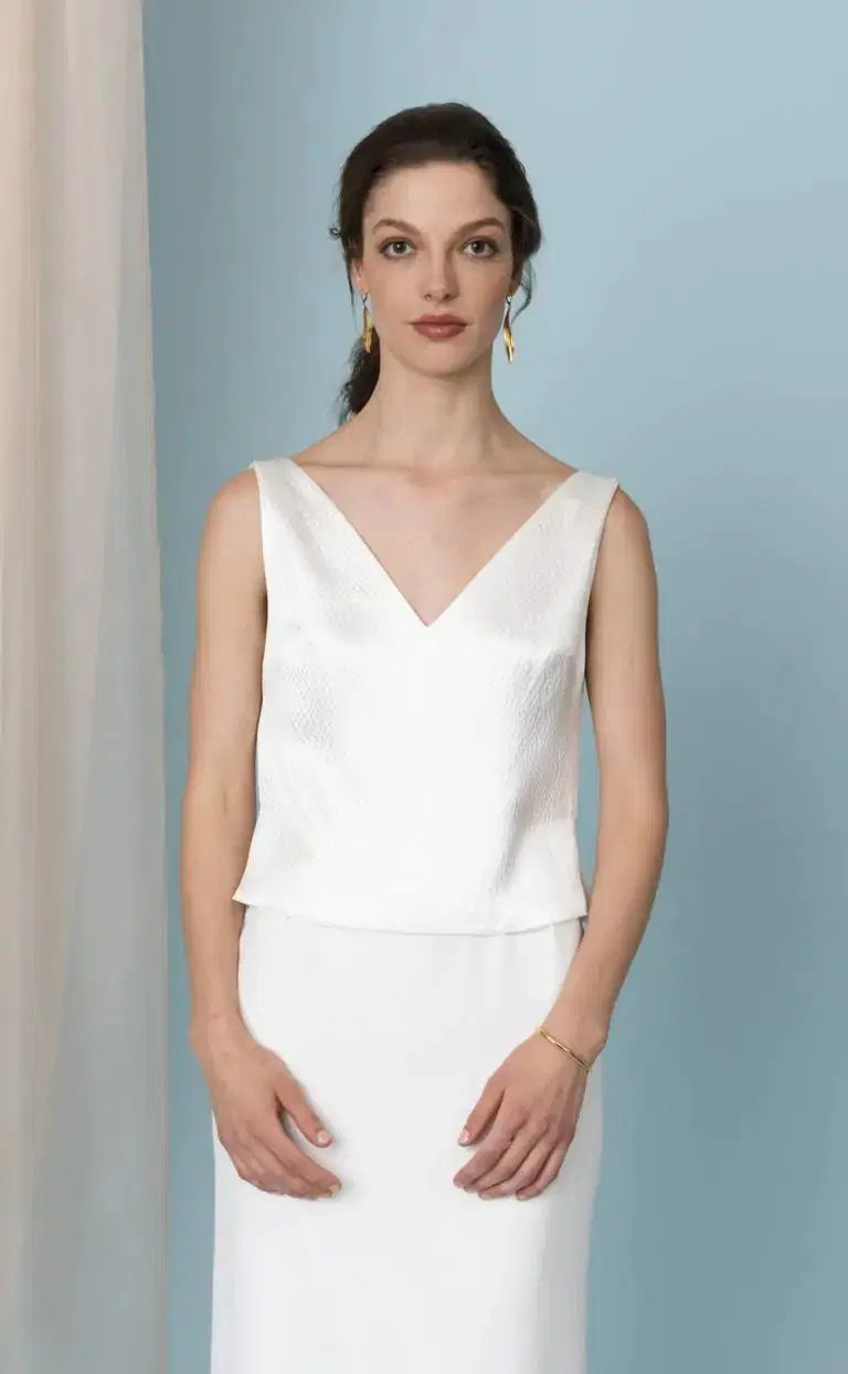 Merisilk Top by Kisui: Straight silhouette, V-neck neckline, sleeveless, mikado