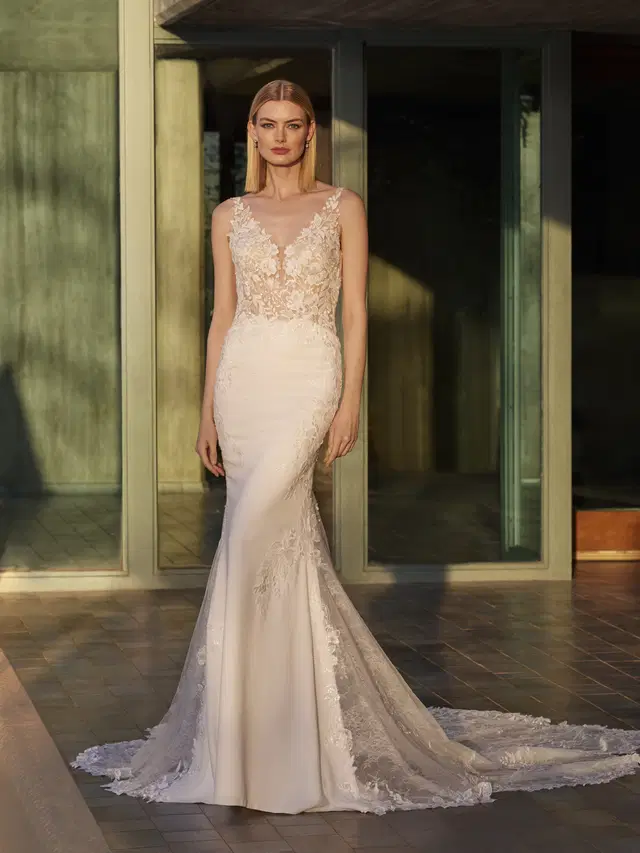 ARAD by Pronovias: Mermaid silhouette, V-neck neckline, sleeveless, lace