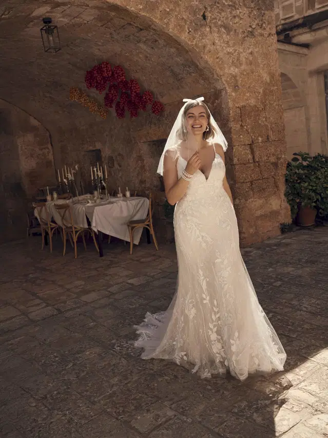 Nivanna von Modeca Bridal: Trompete, Tiefer V-Ausschnitt, Ärmellos, Spitze