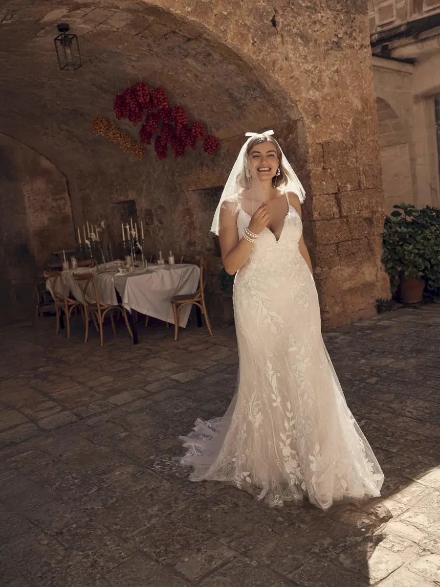 Nivanna von Modeca Bridal: Trompete, Tiefer V-Ausschnitt, Ärmellos, Spitze
