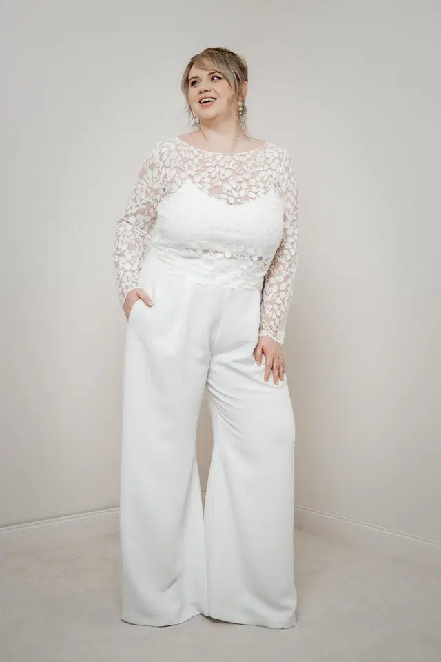 Top Norine Curvy by noni: Two-Piece silhouette, boat neck neckline, long sleeves, lace