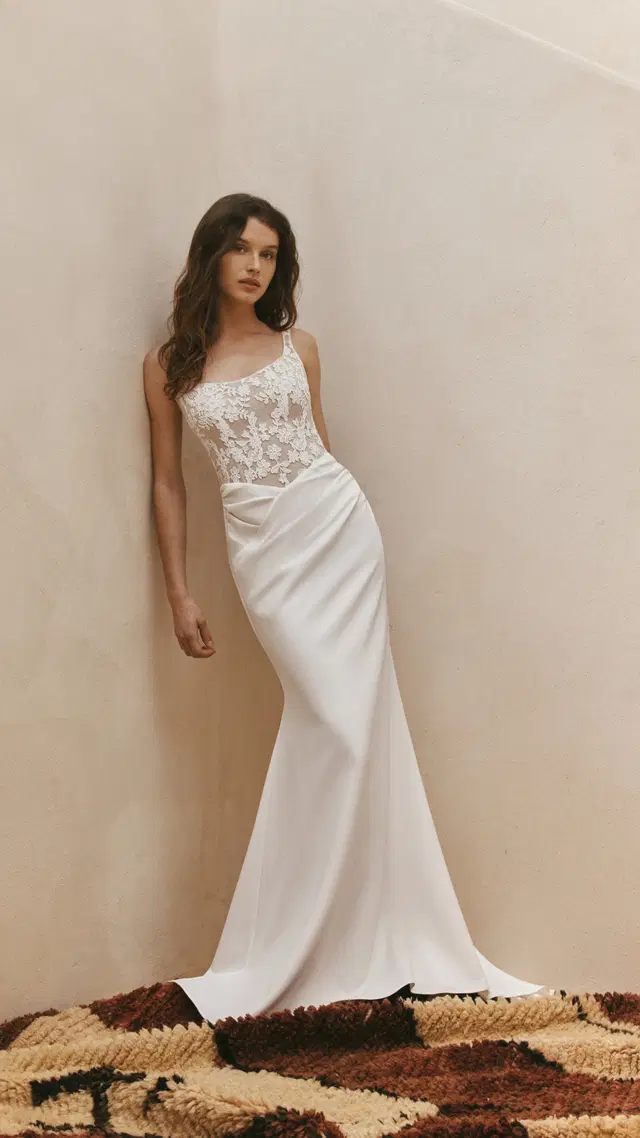 Gemma by Anna Kara: Fit & Flare silhouette, scoop neckline, sleeveless, crepe