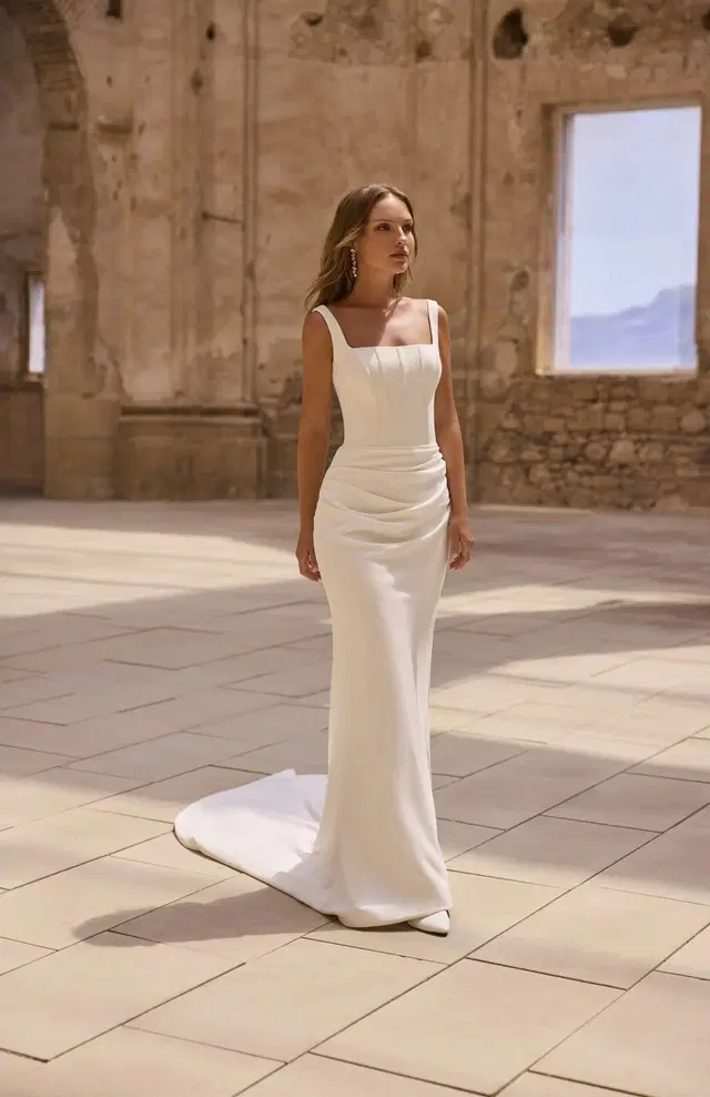 Helena by Veni Infantino: Fit & Flare silhouette, square neckline, crepe
