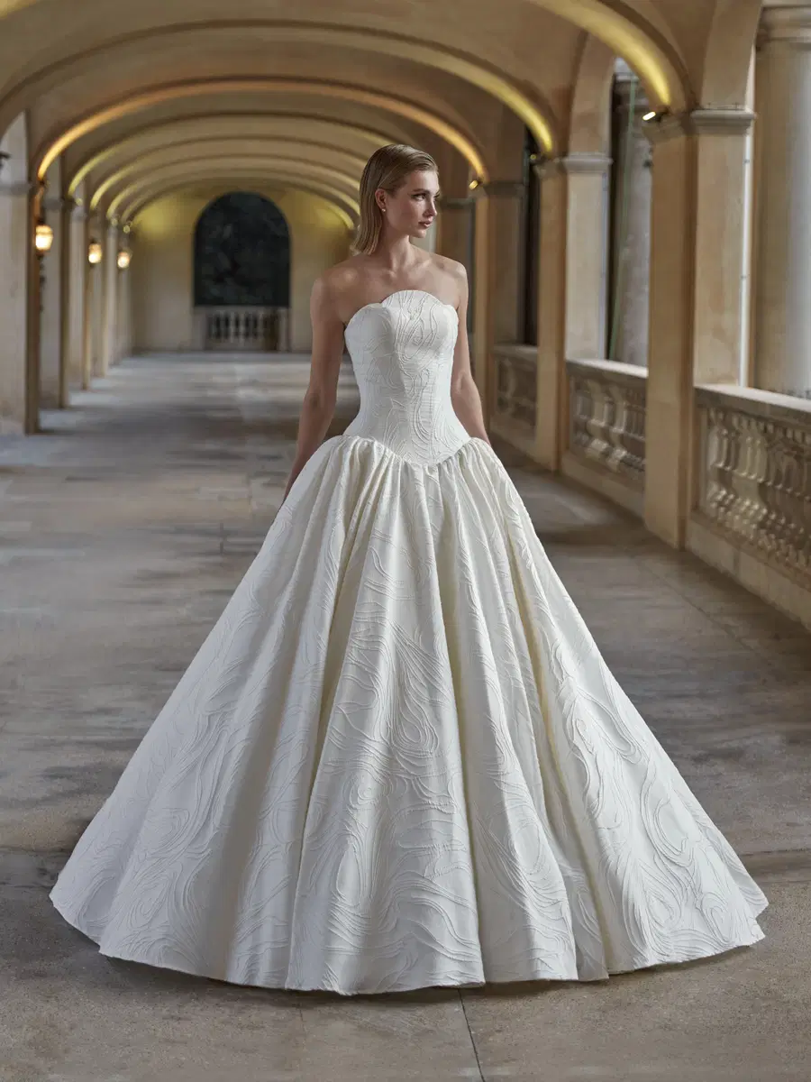 DEVYA by Pronovias Privée: Princess silhouette, straight neckline, sleeveless, mikado