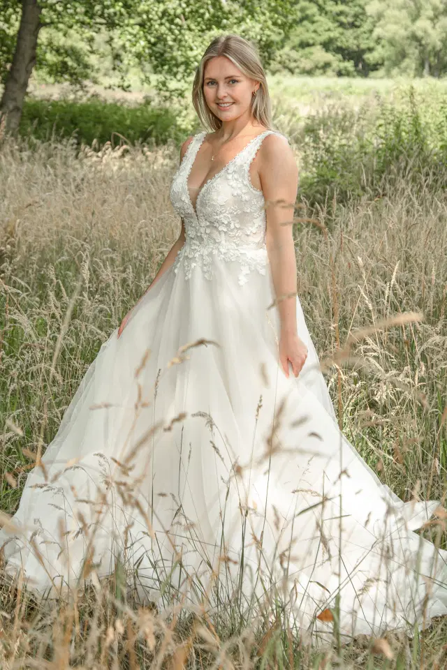 Sonja by Sanna Lindström: A-Line silhouette, V-neck neckline, sleeveless, lace