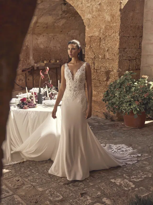 Mariette von Modeca Bridal: Trompete, Tiefer V-Ausschnitt, Ärmellos, Spitze