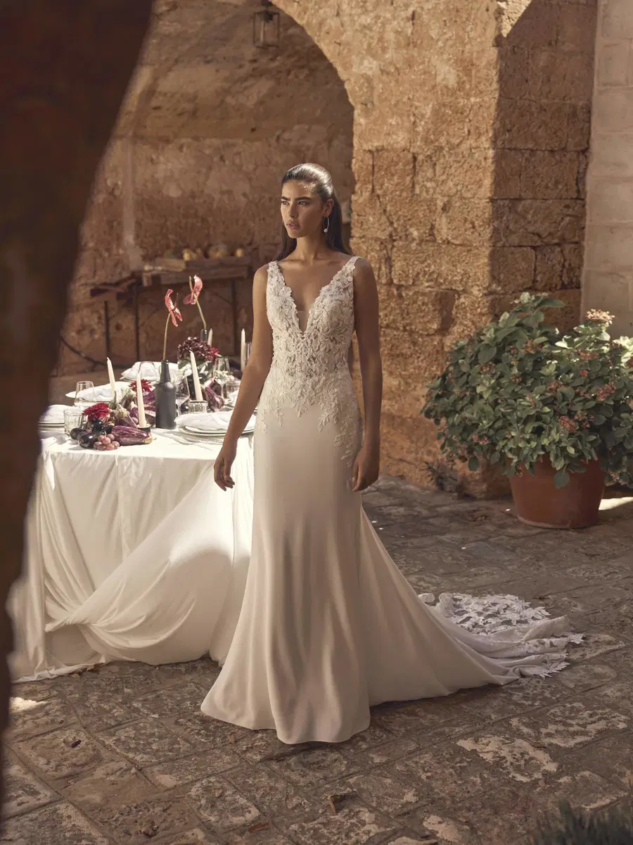 Mariette von Modeca Bridal: Trompete, Tiefer V-Ausschnitt, Ärmellos, Spitze