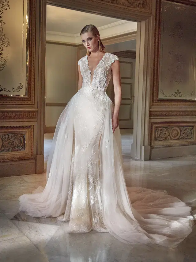 GESSAMI by Pronovias Privée: Mermaid silhouette, V-neck neckline, short sleeves, lace
