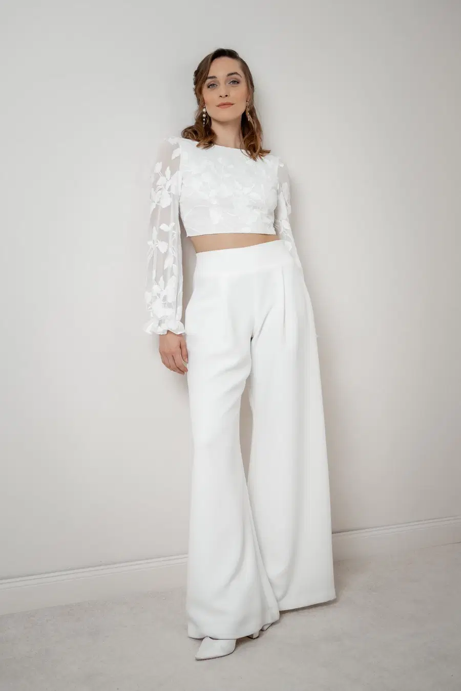 Hose Zari by noni: Two-Piece silhouette, sweetheart neckline, long sleeves, crepe