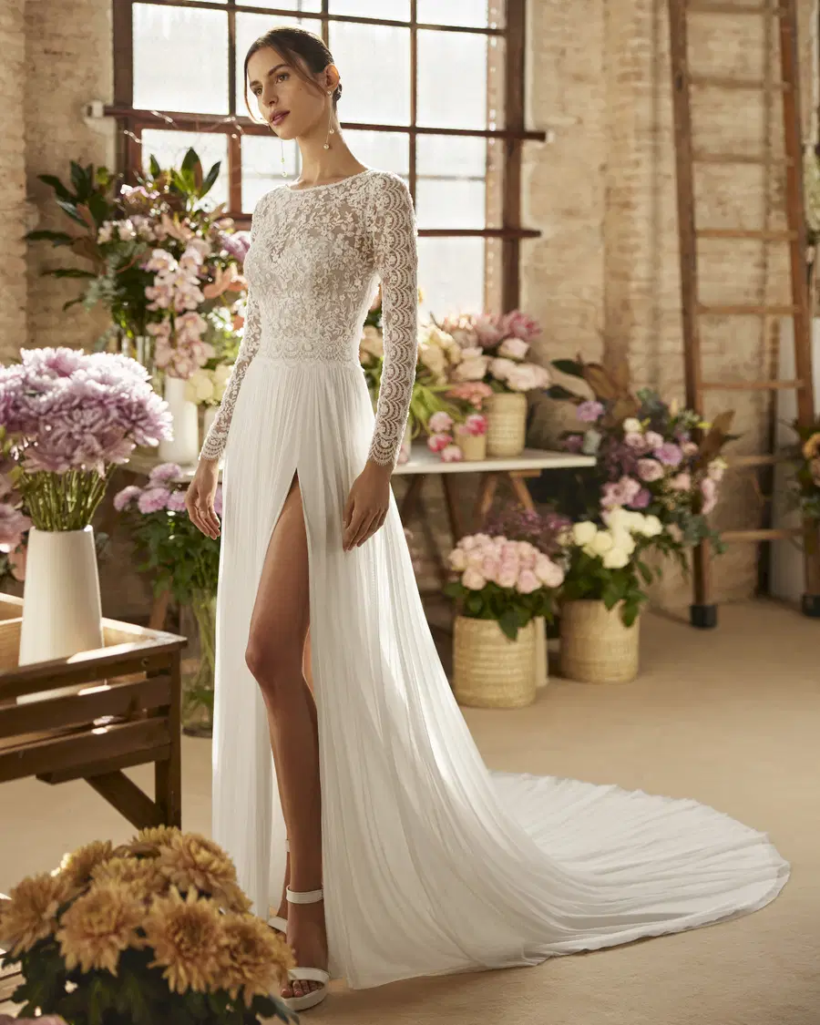 Xerin by Rosa Clara: Straight silhouette, scoop neckline, sleeveless, lace