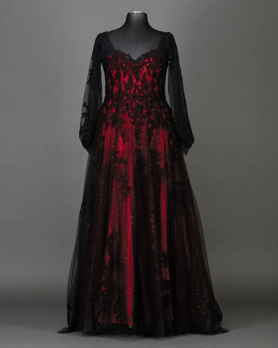 Sleeve Red von DarkDreamCouture - Ansicht 1 von 2
