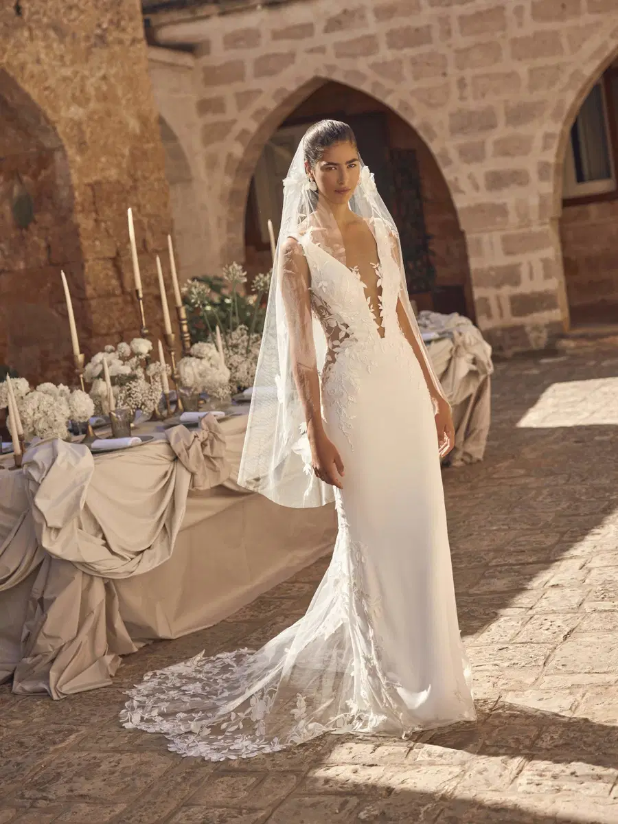 Maurisse von Modeca Bridal: Trompete, Tiefer V-Ausschnitt, Ärmellos, Spitze