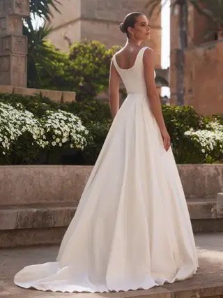 Levente by Bianco Evento - view 2 of 5