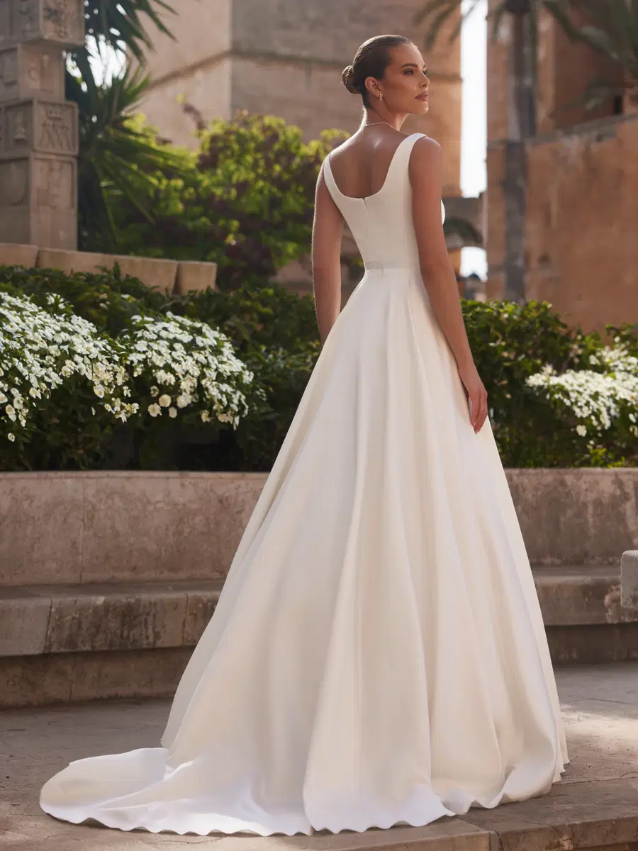 Levente by Bianco Evento - view 2 of 5