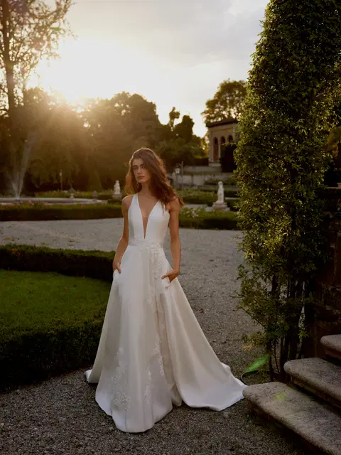 Idonia wedding dress by Justin Alexander, A-line, lace