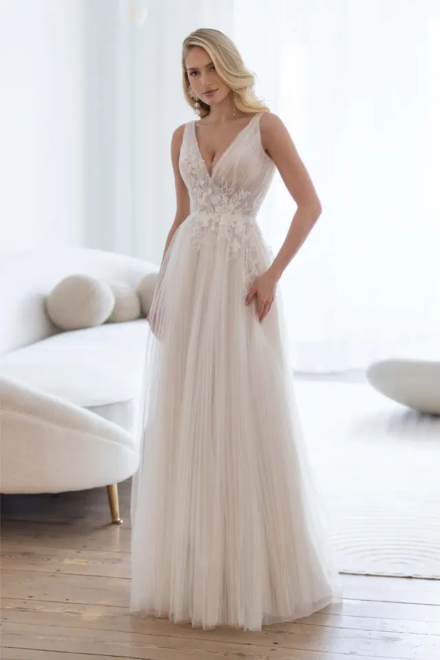Lavelle by Jarice: V-neck neckline, sleeveless, tulle