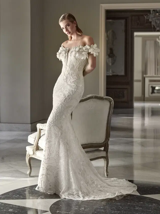 GADISE by Pronovias Privée: Mermaid silhouette, off-shoulder neckline, sleeveless, lace