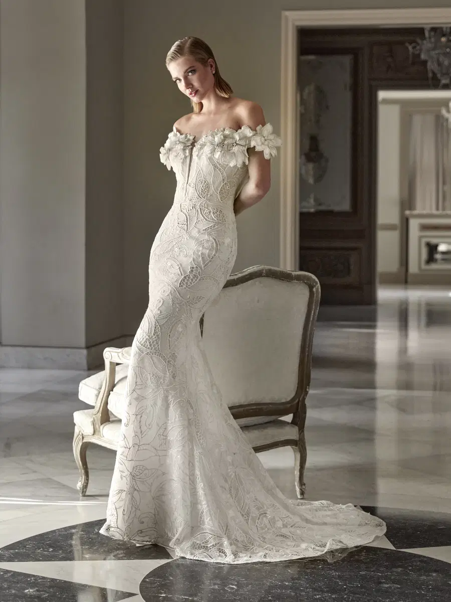 GADISE by Pronovias Privée: Mermaid silhouette, off-shoulder neckline, sleeveless, lace