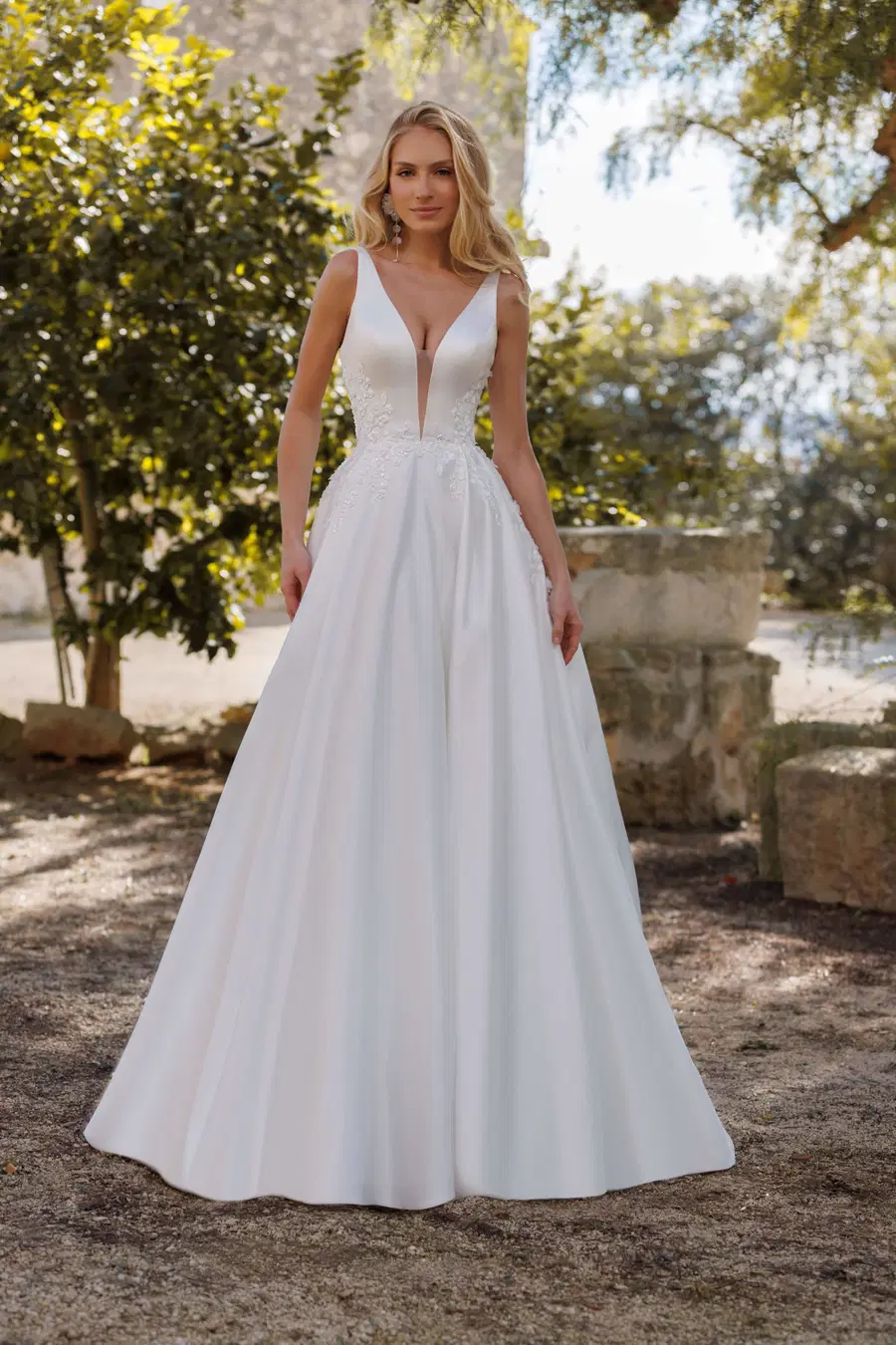 Lujza by Jarice: A-Line silhouette, V-neck neckline, satin