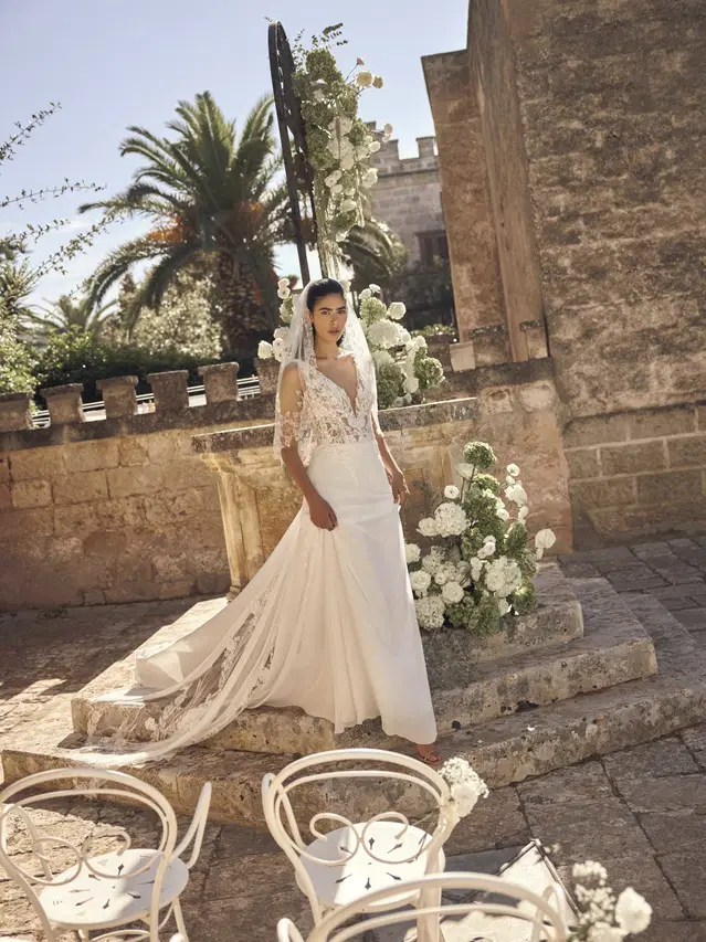 Mallory von Modeca Bridal: Trompete, Tiefer V-Ausschnitt, Kurze Ärmel, Spitze