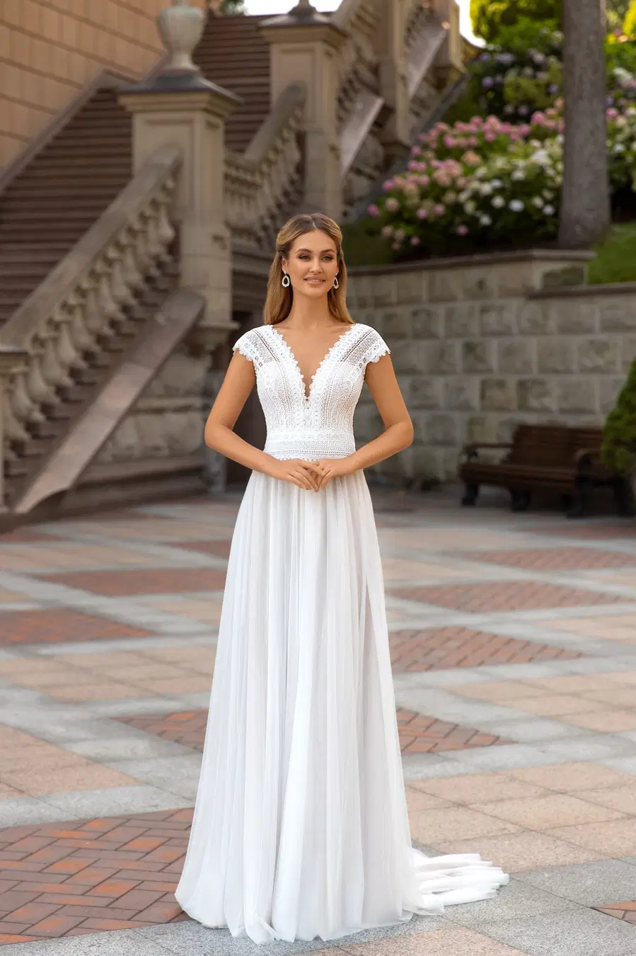 1041 by Angela Bianca: A-Line silhouette, deep V-neck neckline, sleeveless, macrame