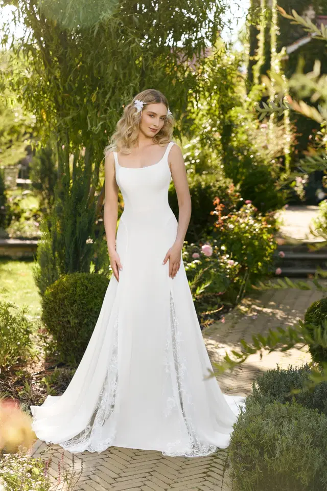 1144 by Angela Bianca: A-Line silhouette, square neckline, sleeveless, crepe