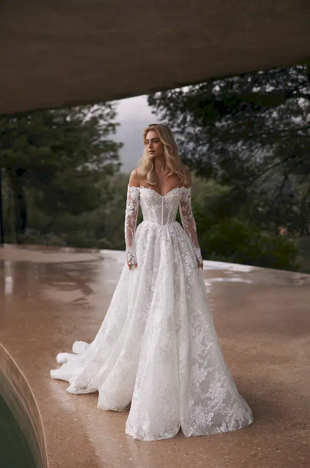 Hugo by Eva Lendel: A-Line silhouette, sweetheart neckline, long sleeves, lace