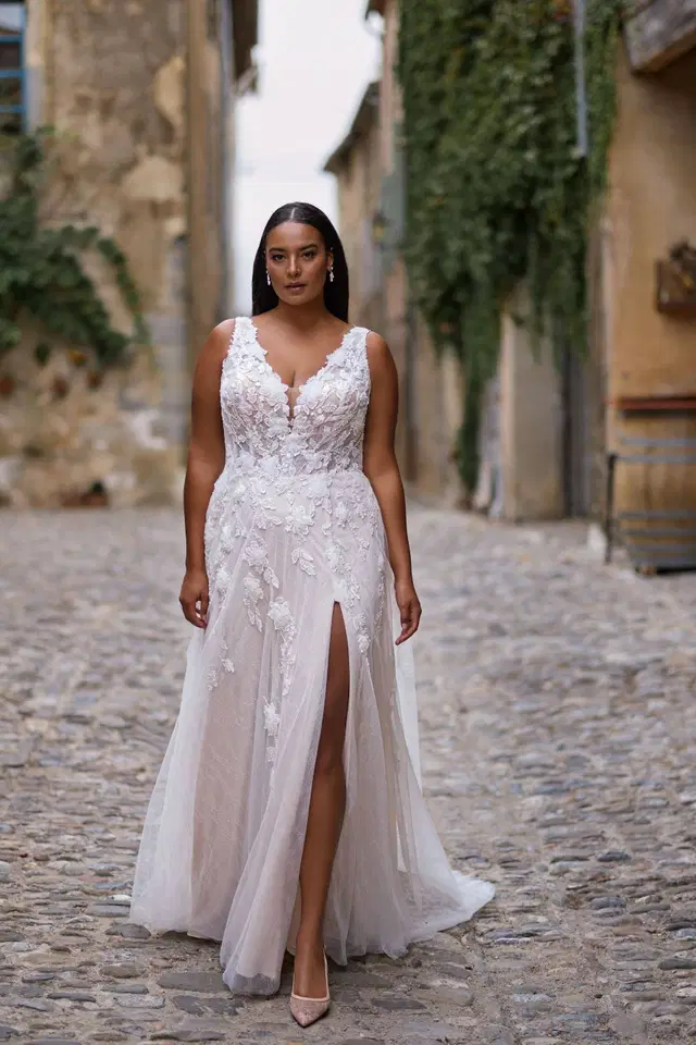 27318 by Très Chic: A-Line silhouette, V-neck neckline, sleeveless, tulle