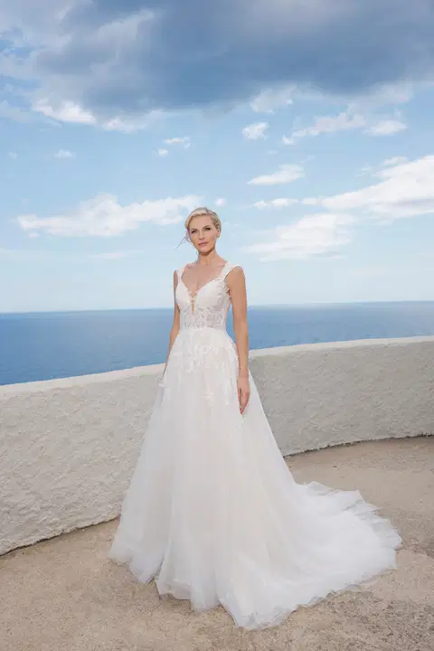 Style B2416 wedding dress by Amera Vera, ball gown, tulle