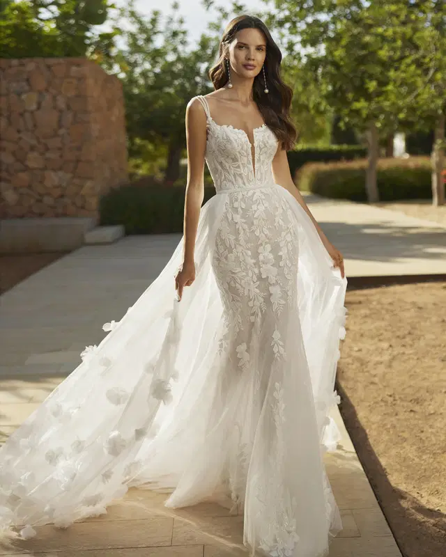 Semira by Adriana Alier: Mermaid silhouette, V-neck neckline, lace