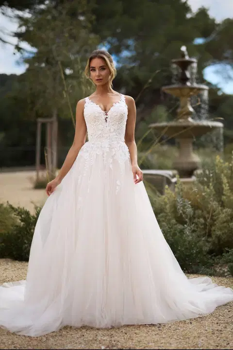 Style 27219 wedding dress by Très Chic, A-line, tulle
