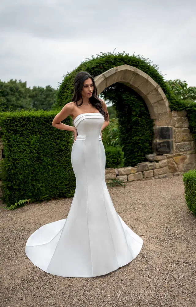 RB4240 by Rachel Allan: Trumpet silhouette, straight neckline, sleeveless, satin