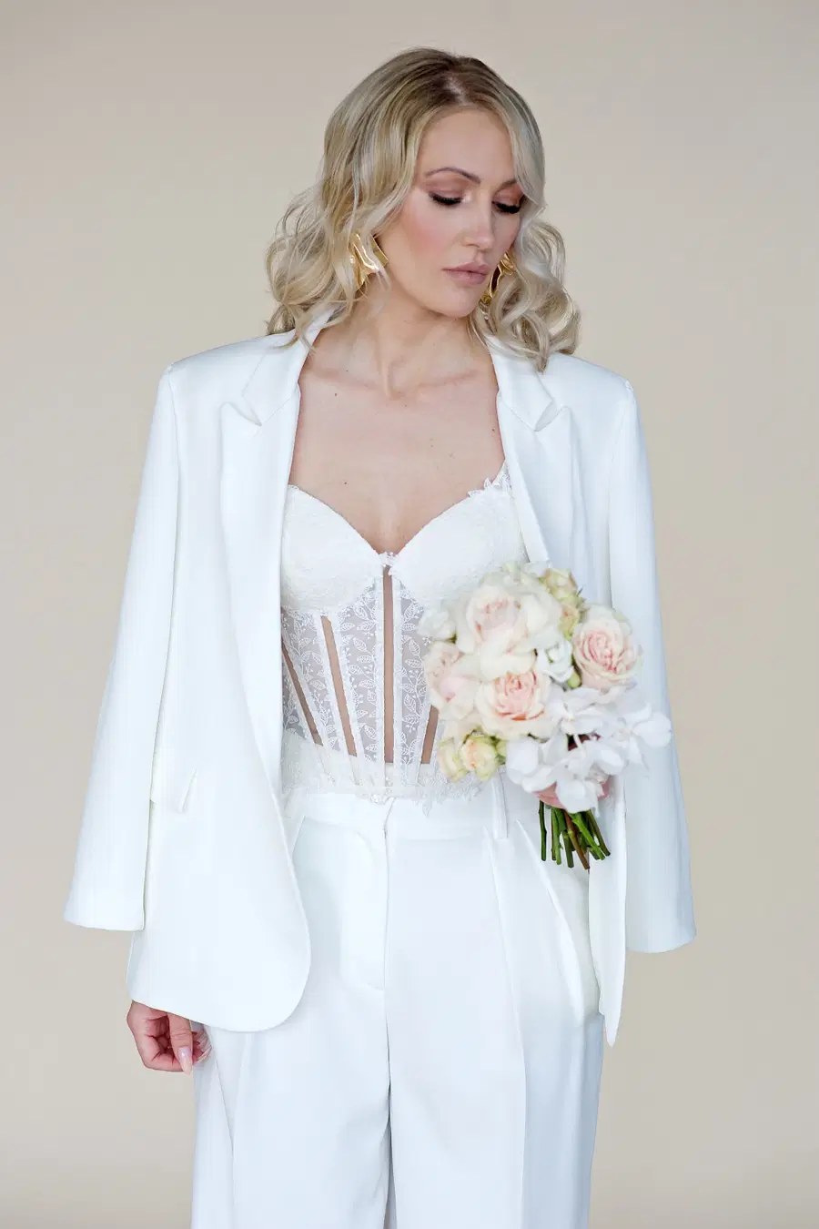 Brautoutfit van Mr. & Mrs. Huebner - weergave 1 van 3
