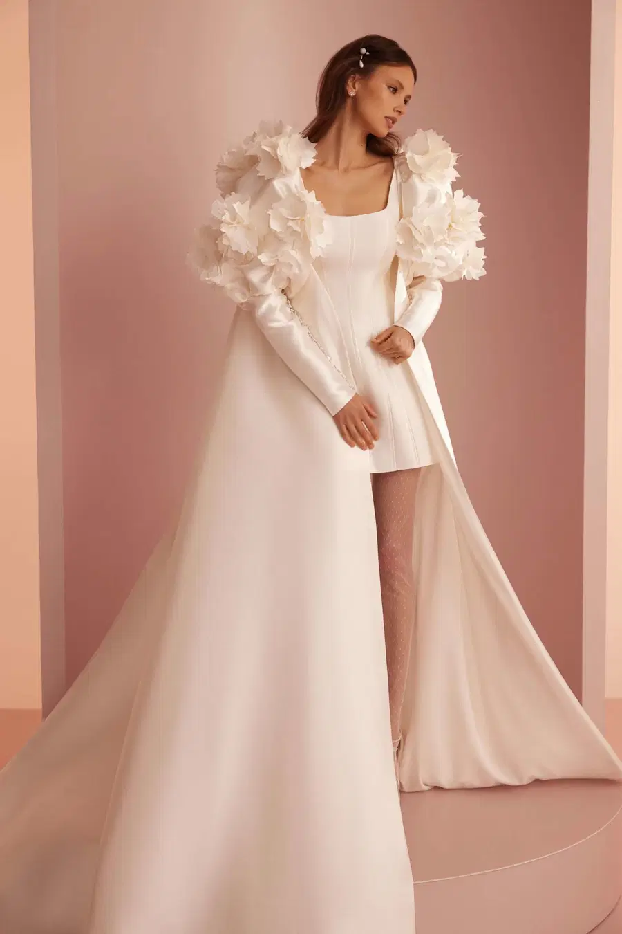 L417 by Ariamo Light: Short silhouette, square neckline, long sleeves, mikado