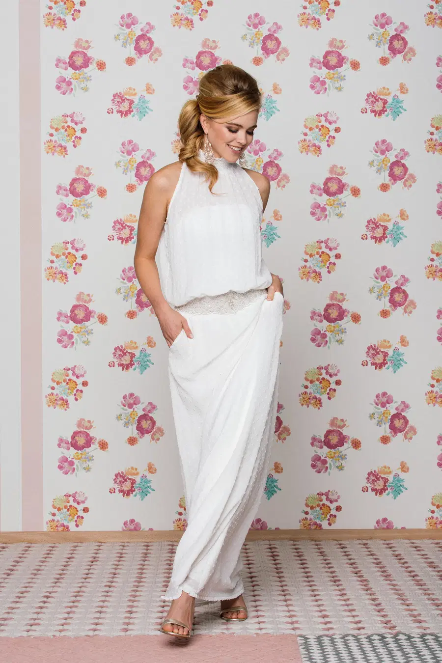 Daphne by KUESS die BRAUT: high / halter neckline, chiffon