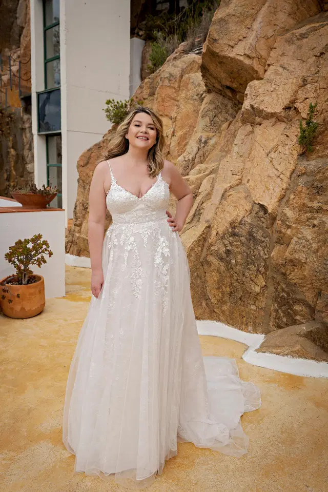LB234 by Lohrengel: A-Line silhouette, V-neck neckline, sleeveless, lace