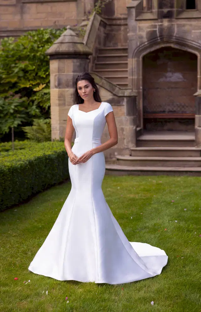 RB7021 by Rachel Allan: Trumpet silhouette, square neckline, cap sleeves, satin
