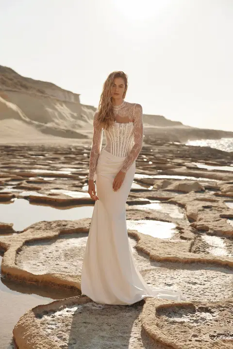 Kilian wedding dress by Eva Lendel, trumpet, lace