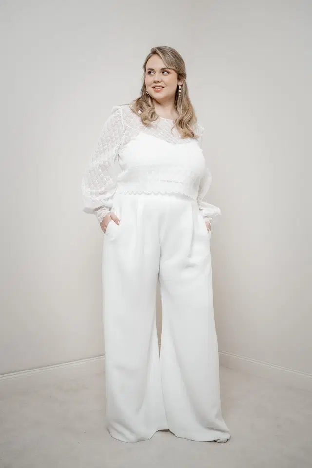 Top Esthi Curvy by noni Selected: Two-Piece silhouette, boat neck neckline, long sleeves, lace