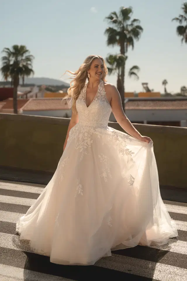 90704 by Diane Legrand: A-Line silhouette, high / halter neckline, lace