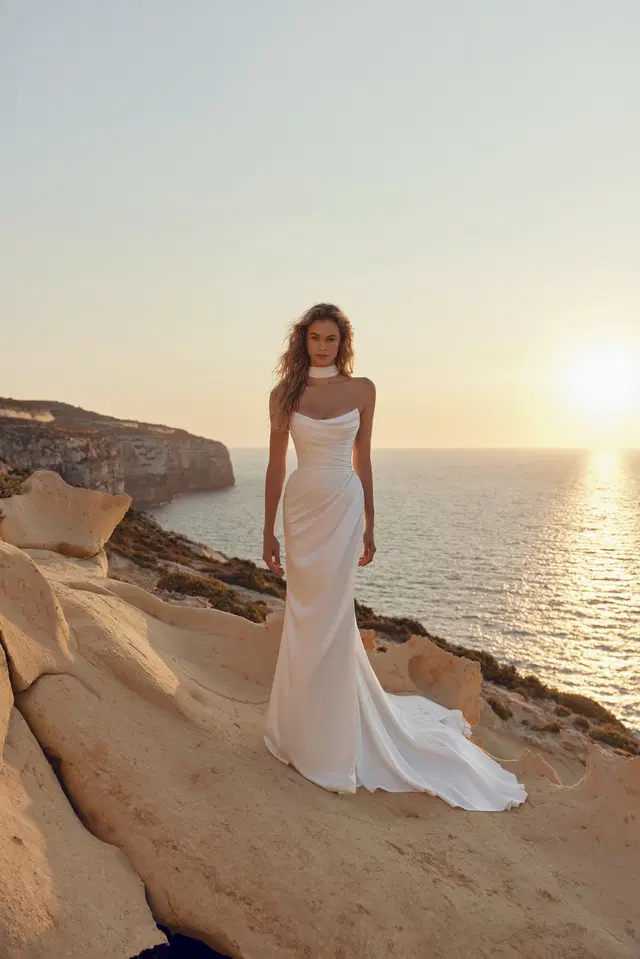 Anna by Eva Lendel: Trumpet silhouette, straight neckline, sleeveless, satin